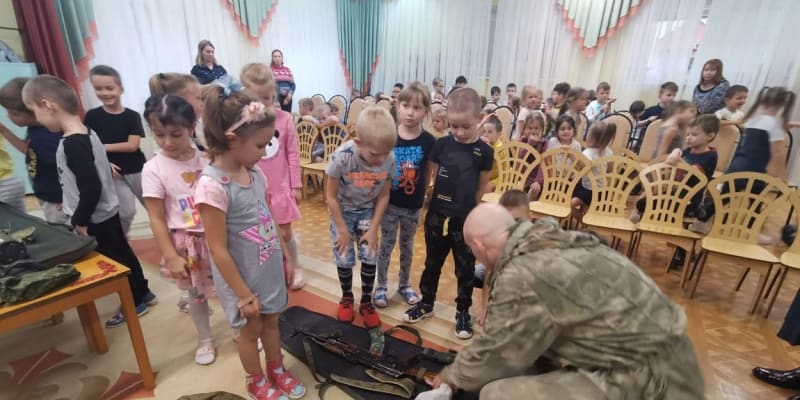 Čtyřleté děti v mateřské škole v Koroljově u Moskvy se učí zacházet se zbraněmi