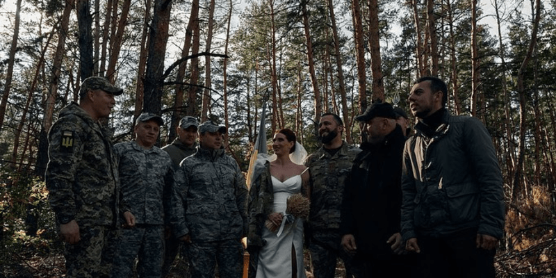 Svatba se konala v lese.