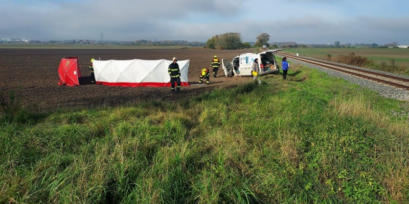 Po srážce dodávky s osobním vlakem na přejezdu u Kostelce nad Labem na Mělnicku zemřeli dva muži.