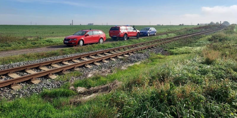 Po srážce dodávky s osobním vlakem na přejezdu u Kostelce nad Labem na Mělnicku zemřeli dva muži.