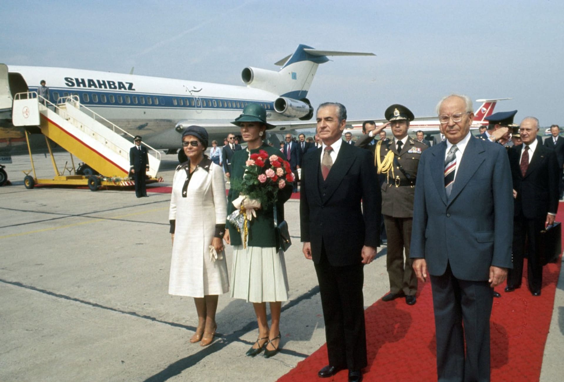 Viera Husáková a Gustav Husák na letišti v Ruzyni vítají oficiální návštěvu z Íránu.