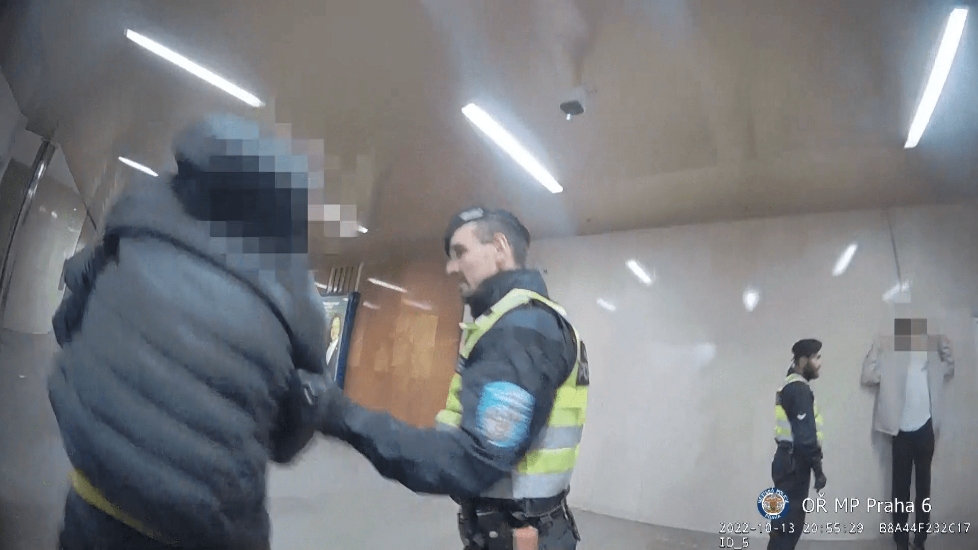 Zásah strážníků ve vestibulu metra kvůli agresivním mladíkům