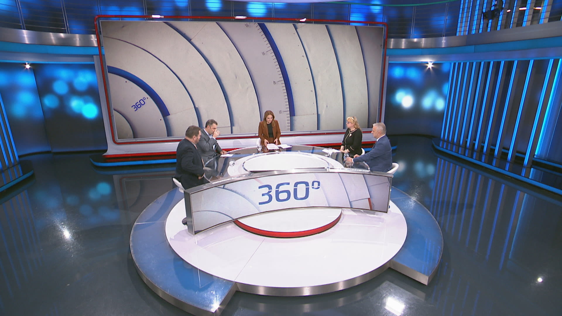 Ekonomové (zleva) Petr Bartoň, Mojmír Hampl, Ilona Švihlíková a Josef Středula v pořadu 360