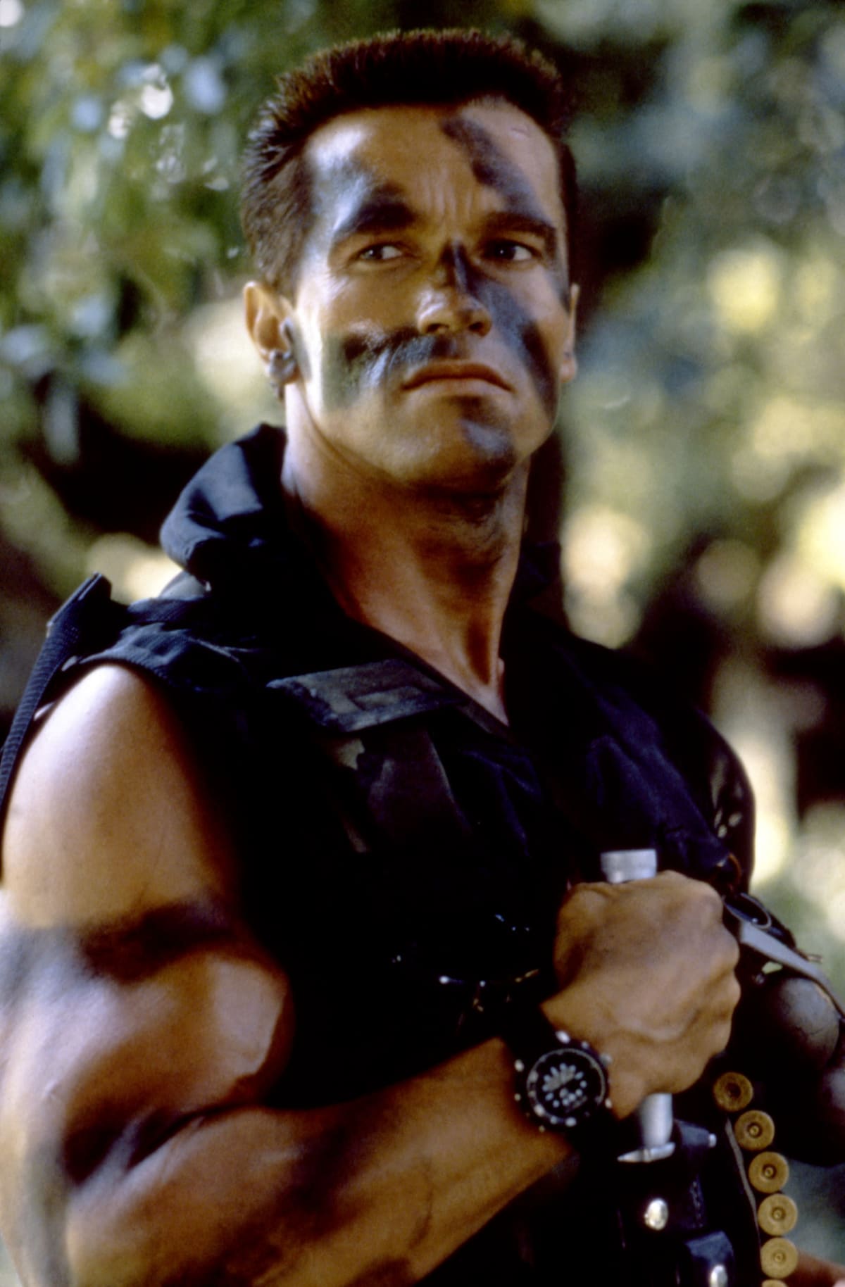 Arnold Schwarzenegger byl Stalloneho velký rival. Ve snímku Komando jej chtěl za každou cenu přebít počtem zabitých padouchů.