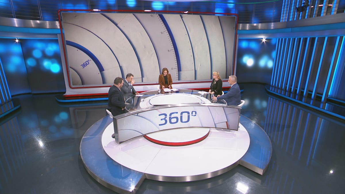 Ekonomové (zleva) Petr Bartoň, Mojmír Hampl, Ilona Švihlíková a Josef Středula v pořadu 360°