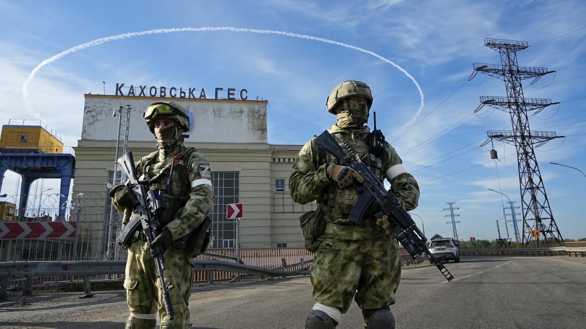 Ukrajinští vojáci hlídkující u Kachovské vodní elektrárny