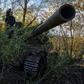Ukrajina maskuje tank v oblasti Bachmutu (19. 10. 2022).