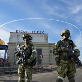 Ukrajinští vojáci hlídkující u Kachovské vodní elektrárny