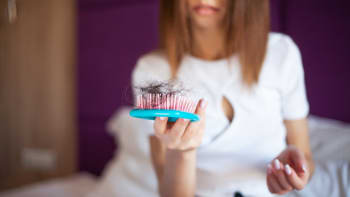 Kartáč na vlasy i štětce na make-up vyžadují pravidelné čištění. Jak správně na to?