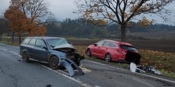 Vážná nehoda na Strakonicku: Řidič jednoho vozu zemřel, další utrpěli zranění
