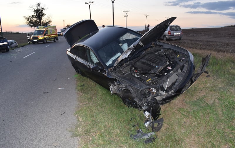 Policie ve slovenských Levicích vyšetřuje těžkou dopravní nehodu. Teprve devatenáctiletý muž v Renaultu Laguna vjel do protisměru, kde se čelně srazil s dalším vozidlem. V něm seděl mimo řidiče i tříletý chlapec, který musel být s těžkými zraněními převezen do nemocnice. 