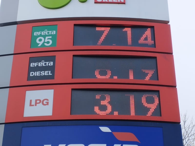 Nákupy v Polsku. Benzin za 37.60. Cena zajímá stovky Čechů.