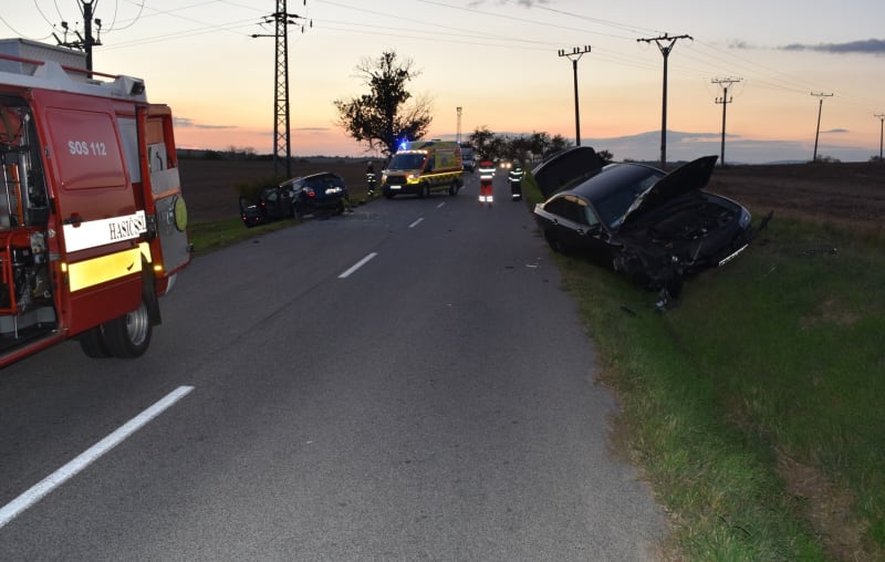 Policie ve slovenských Levicích vyšetřuje těžkou dopravní nehodu. Teprve devatenáctiletý muž v Renaultu Laguna vjel do protisměru, kde se čelně srazil s dalším vozidlem. V něm seděl mimo řidiče i tříletý chlapec, který musel být s těžkými zraněními převezen do nemocnice. 