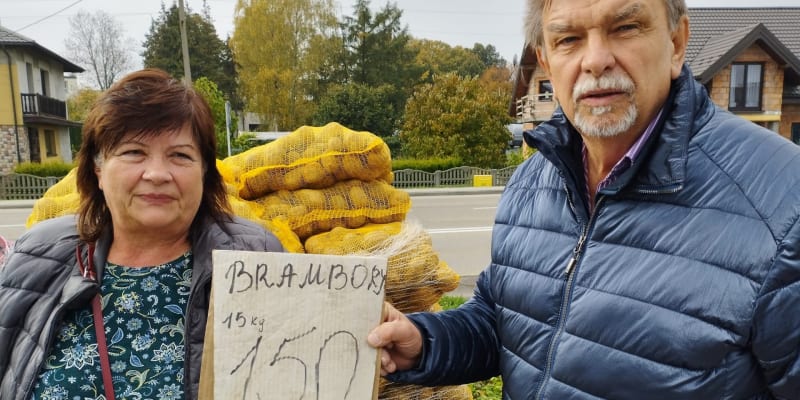 Nákupy v Polsku. Manželé Hradilovi z Nového Jičína kupují brambory k zimnímu uložení.