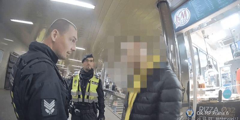 Zásah strážníků ve vestibulu metra kvůli agresivním mladíkům