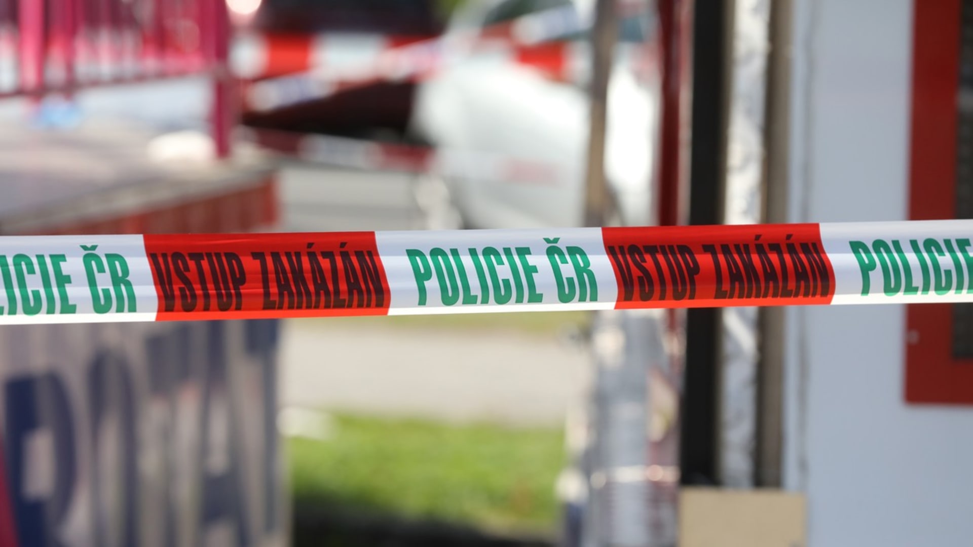 Policie vyšetřuje násilné úmrtí muže v Praze, další muž byl zraněn. (Ilustrační fotografie)