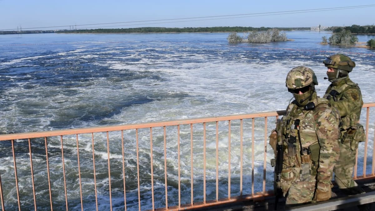 Ruští vojáci u Kachovské vodní elektrárny