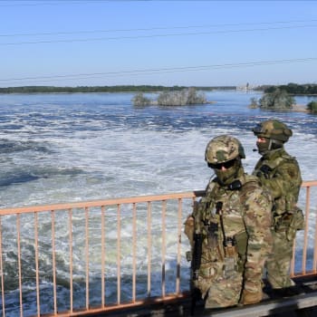 Ruští vojáci u Kachovské vodní elektrárny