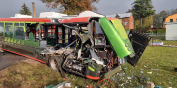 Hrozivá chyba řidiče autobusu: Vjel pod kola přijíždějícímu vlaku. Čtyři zranění