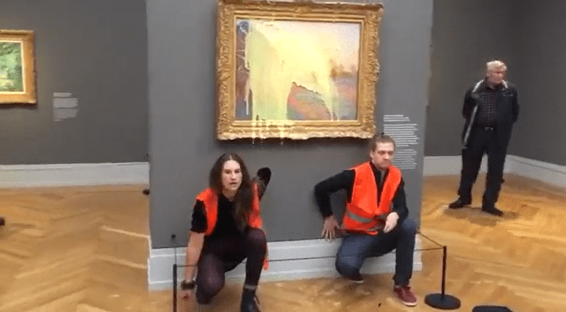 Monetův obraz ze série Les Meules v postupimském muzeu poničili klimatičtí aktivisté.