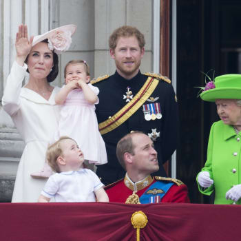 Princ William si v roce 2016 na balkoně Buckinghamského paláce přidřepl ke svému synovi.
