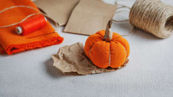 Podzimní dekorace: Vytvořte si roztomilé dýně z odstřižků látek a balicího papíru