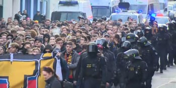 Divočina kolem derby pražských „S“. Rvačky fanoušků rozháněla policie, použila slzný plyn