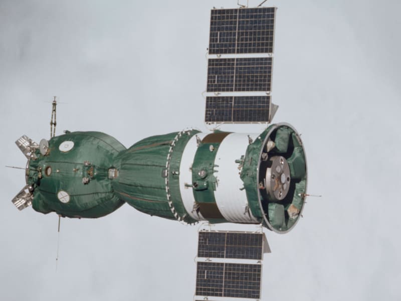 Lodě Sojuz se používají dodnes. Na přídi je orbitální sekce, následuje kónický přistávací modul a na konec dvojicí solárních panelů osazený přístrojový úsek