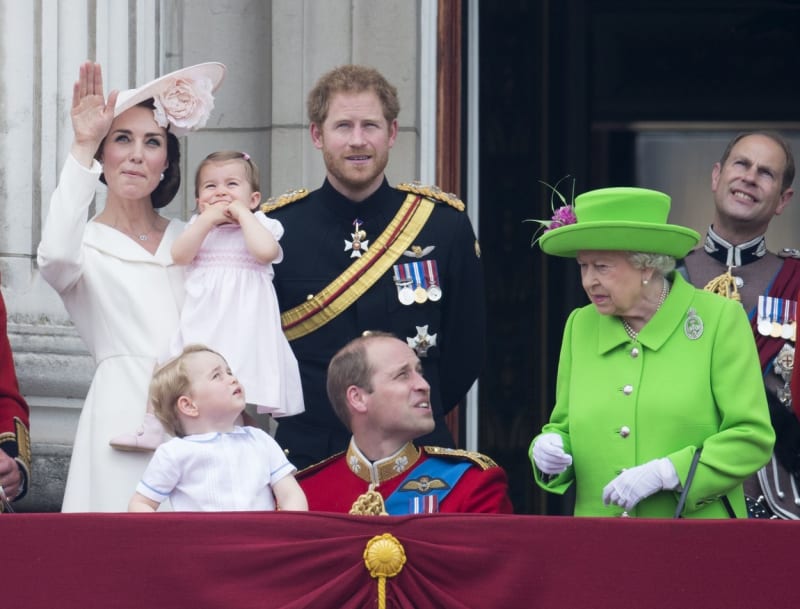Princ William v roce 2016 na balkoně Buckinghamského paláce se svým synem.