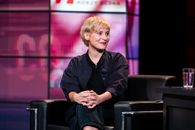 Anna Fialová za ztvárnění Ivety Bartošové dostala pochvalu i od rodiny zesnulé zpěvačky. 