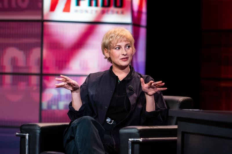 Anna Fialová jako host talkshow 7 pádů Honzy Dědka. 