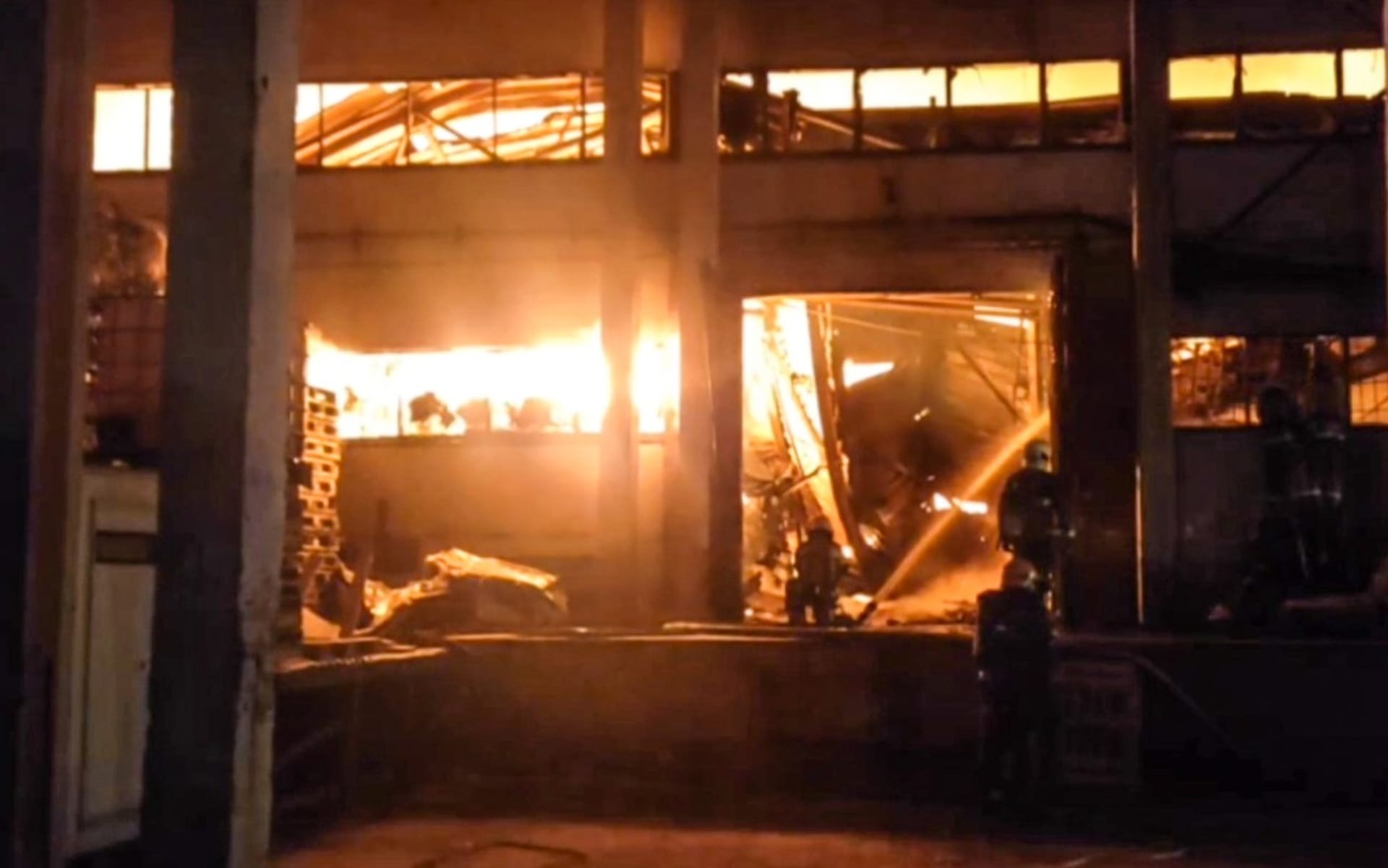 Masivní požár vypukl v petrohradském skladišti. Na místě zasahují desítky hasičů.