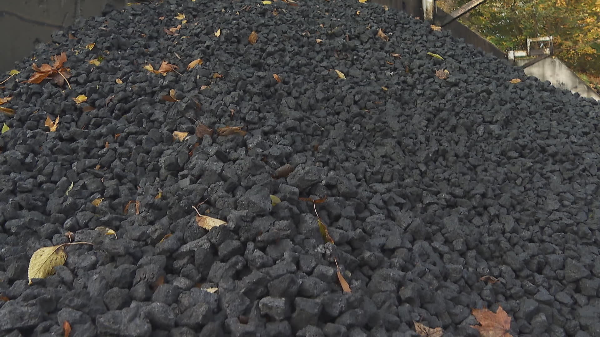 Uhlí je třikrát dražší než loni, navíc lidé musí čekat měsíce v pořadnících