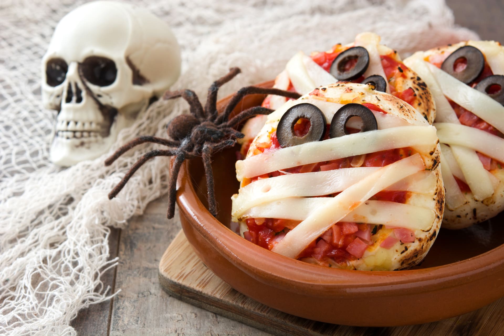 Halloweenské mini pizzy zafačované sýrem