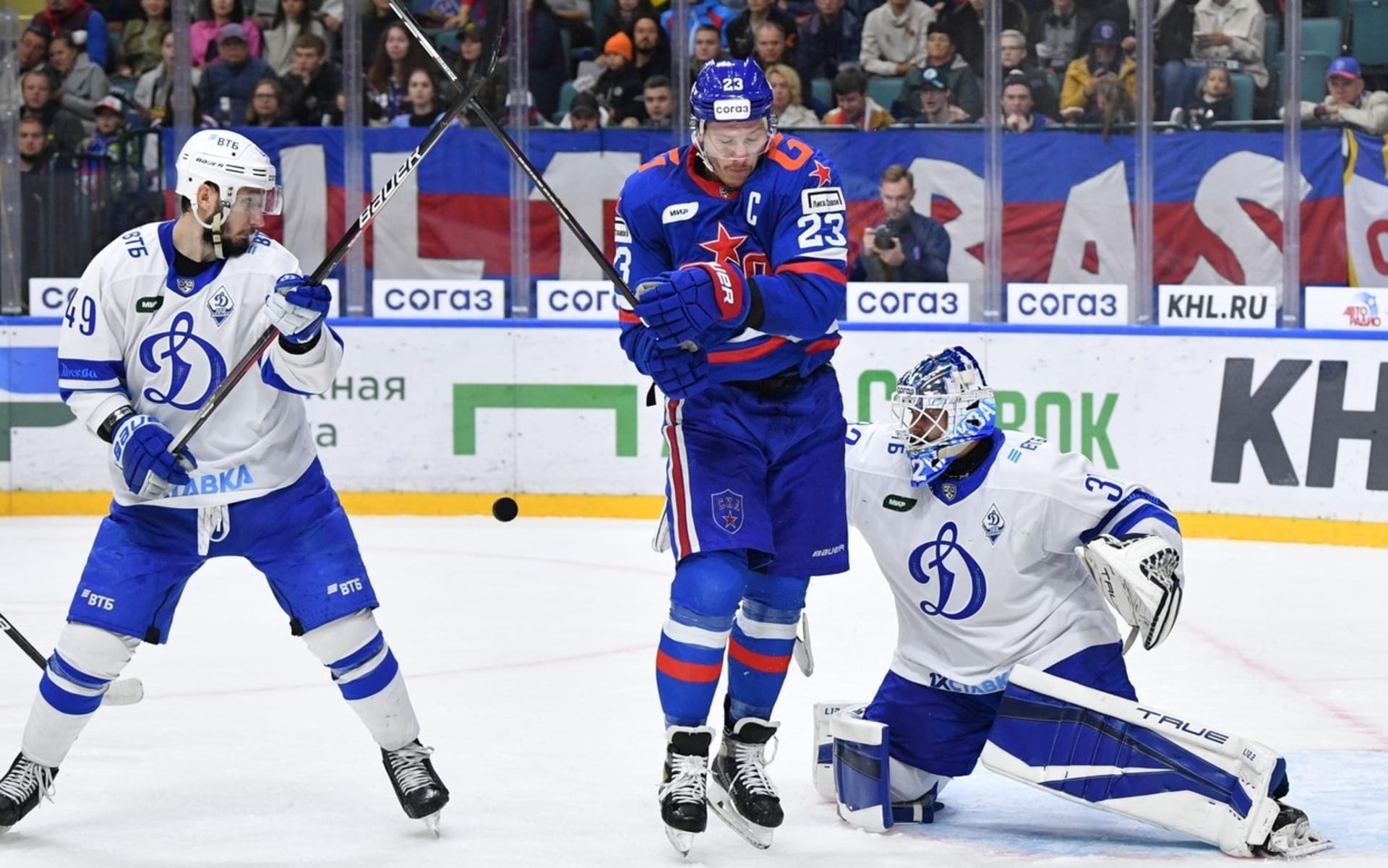 Dmitrij Jaškin (uprostřed) je jedním z českých hráčů, kteří se navzdory probíhající válce na Ukrajině rozhodli svobodně působit v prorežimní ruské lize KHL. V Petrohradu zastává pozici kapitána.