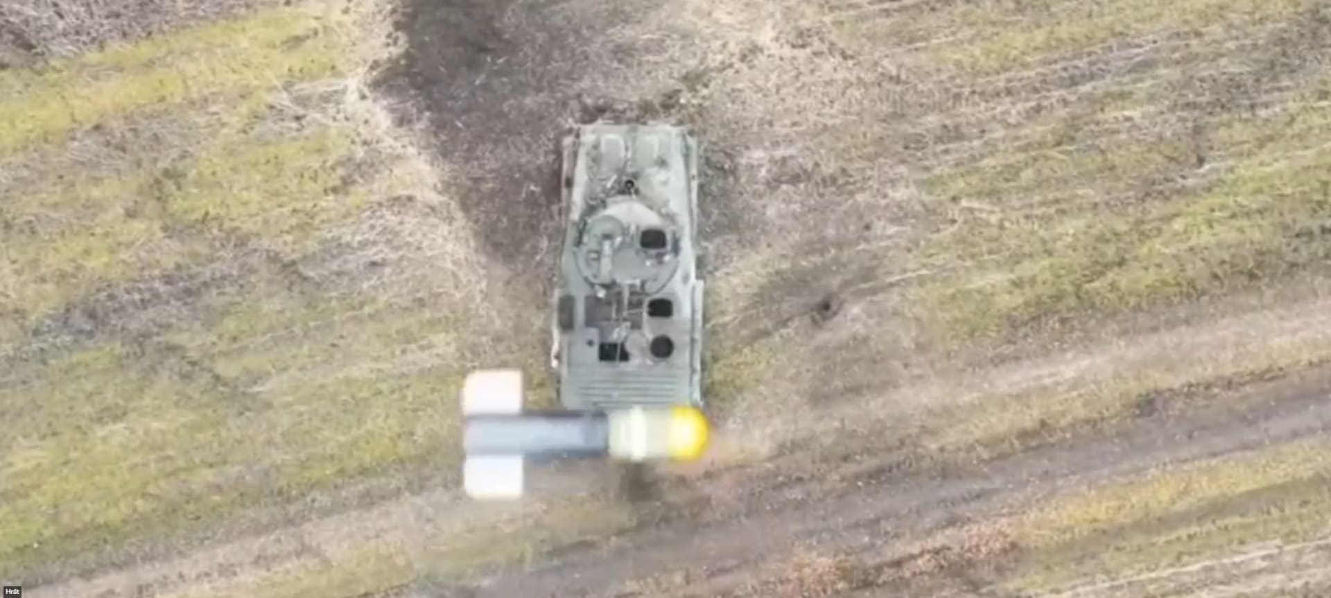 Bomba ukrajinského dronu proletěla přímo poklopem ruského obrněnce.