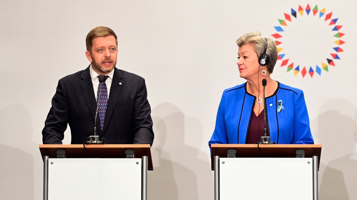 Ministr vnitra Vít Rakušan (STAN) a eurokomisařka pro vnitřní věci Ylva Johanssonová.