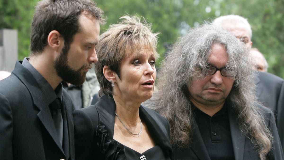 Vdova Olga se synem Waldemarem a zpěvákovým synem z prvního manželství Miroslavem na pohřbu Waldemara Matušky