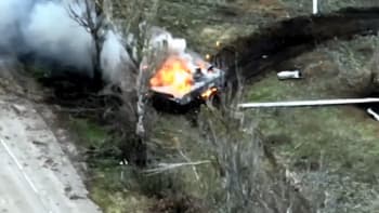 Záběry drtivého útoku: Ukrajinci zničili ruský konvoj. Využili houfnice i raketomety