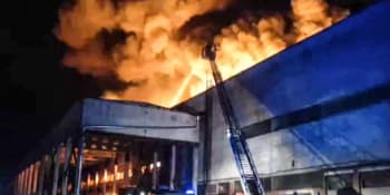Další masivní požár skladu v Rusku. Ohnivé peklo v Petrohradě likviduje přes 120 hasičů