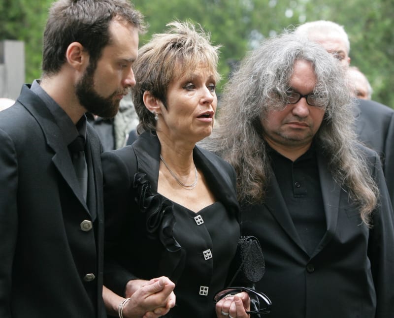 Miroslav Matuška na pohřbu svého slavného otce s vdovou Olgou a jejím synem Waldemarem.