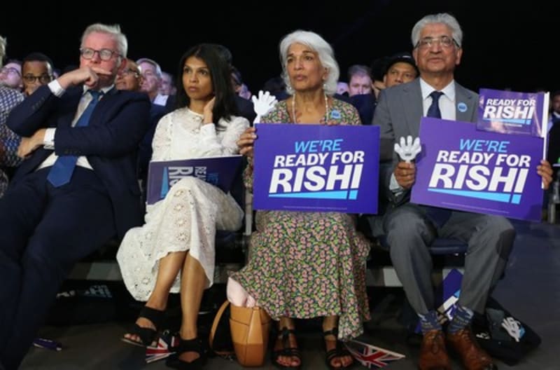 Zprava rodiče Rishiho Sunaka Yashiv a Usha, jeho manželka Akshata Murthyová plně podporují Sunakovu kariéru. Mezi jeho příznivce patří i několikanásobný ministr Michael Gove (vlevo).