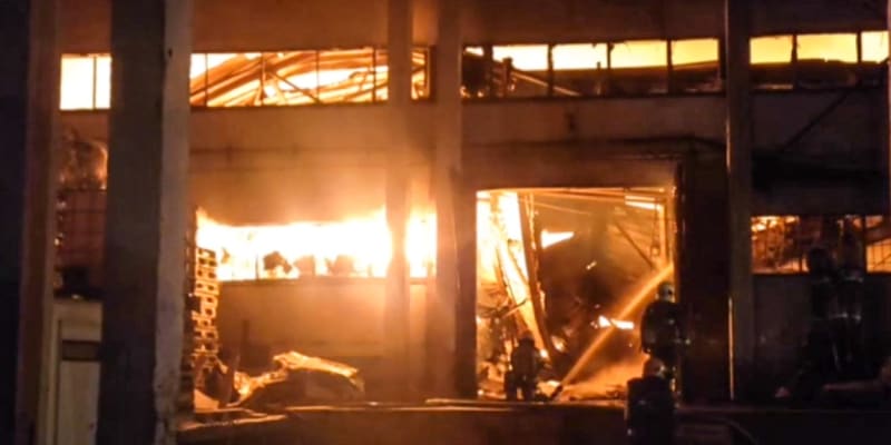 Masivní požár vypukl v petrohradském skladišti. Na místě zasahují desítky hasičů.