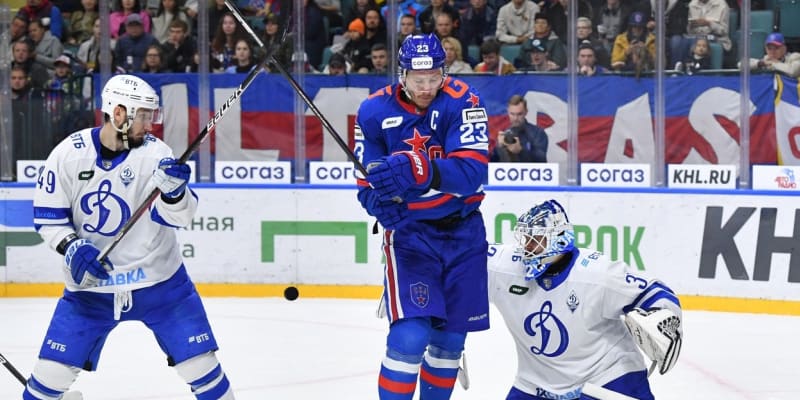 Dmitrij Jaškin (uprostřed) je jedním z českých hráčů, kteří se navzdory probíhající válce na Ukrajině rozhodli svobodně působit v prorežimní ruské lize KHL. V Petrohradu zastává pozici kapitána.