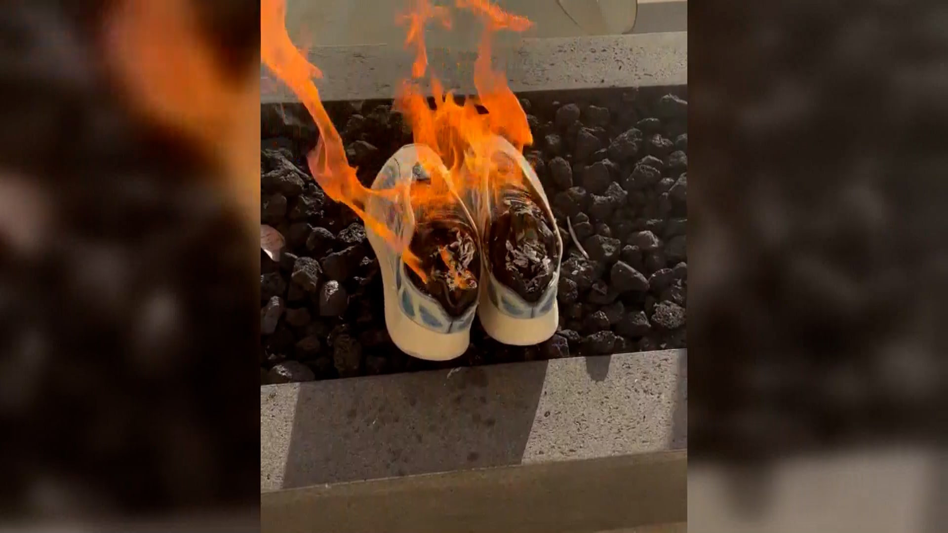 Muž spálil tenisky značky Kanyeho Westa