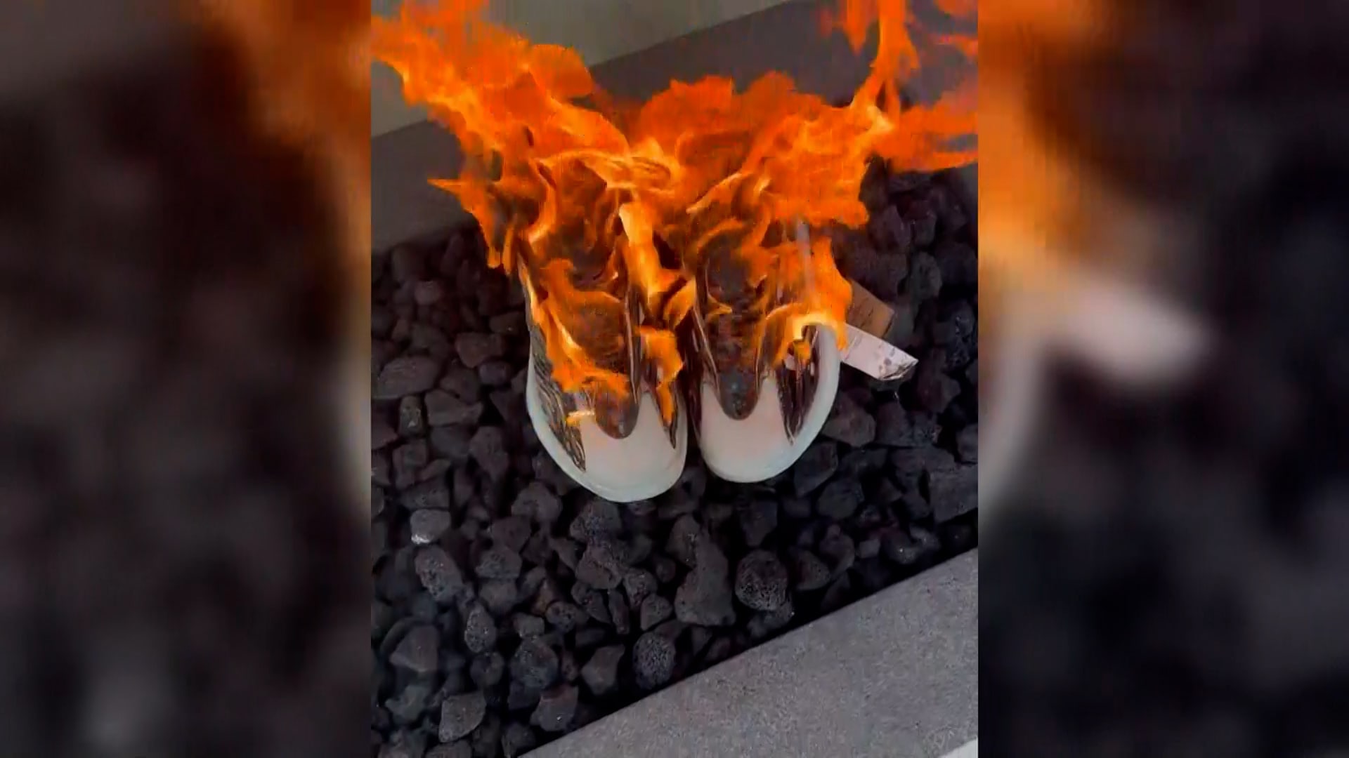 Muž spálil tenisky značky Kanyeho Westa