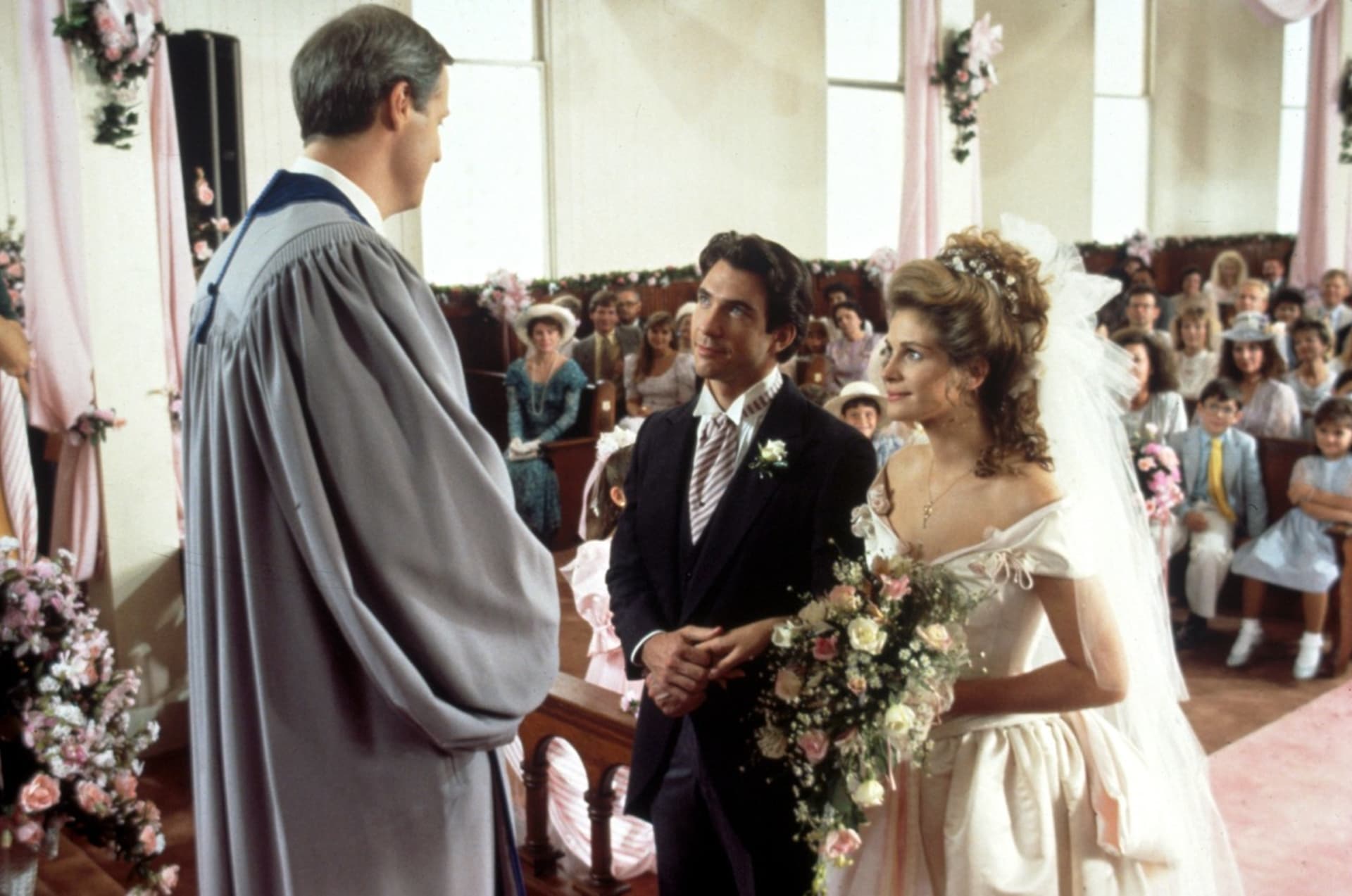 Julia Roberts a Dylan McDermott během jejich filmové svatby ve snímku Ocelové magnólie