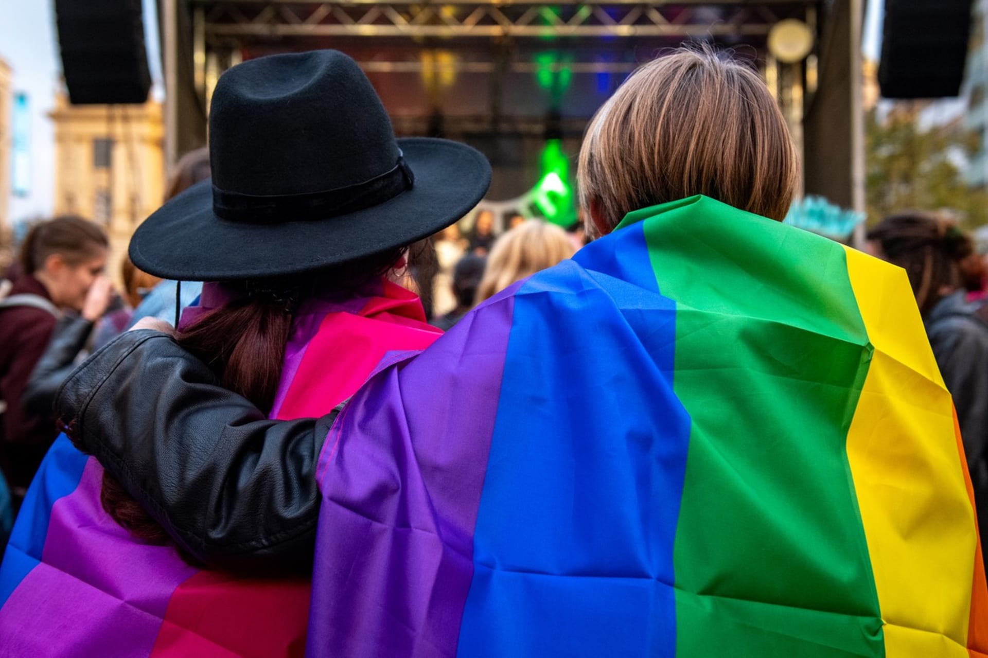 Stovky lidí se sešly v centru Prahy, uctívají památku obětí homofobní vraždy