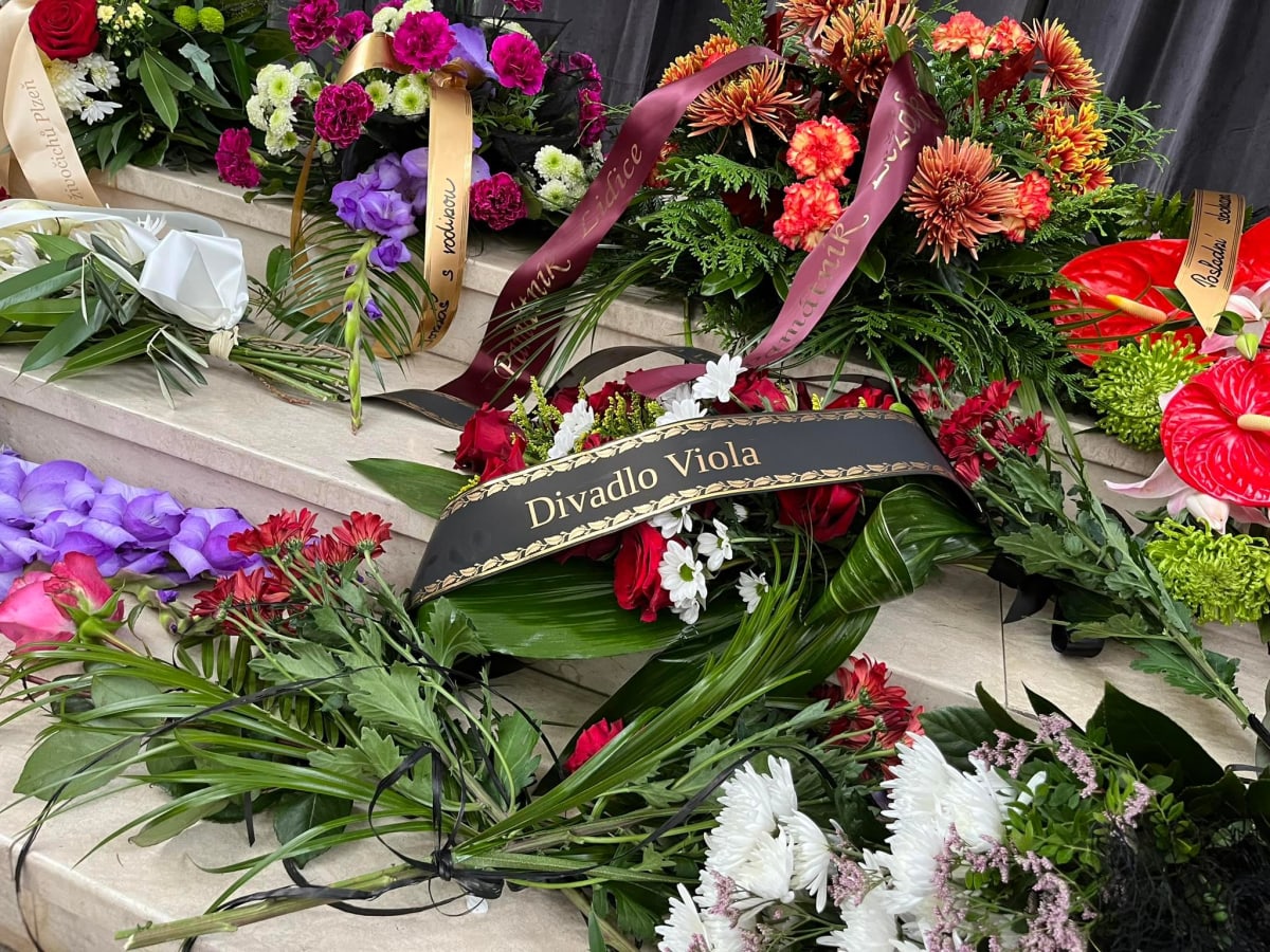 Lidé donesli k rakvi Josefa Somra desítky květin.