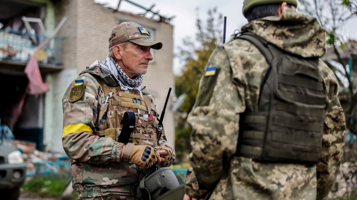 Ukrajinští vojáci hledají výbušniny v osvobození oblasti na severu Chersonu (25. října 2022).